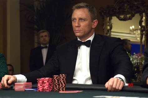 Casino Royale! Keşfedilen Bir Casus ve Zarif Şans Oyunları!